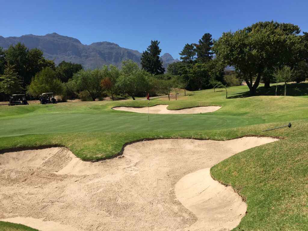 Der Golf Club De Zalze erhielt bereits mehrere Auszeichnungen und engagiert sich seit dem Jahr 2007 für den Verband "Fair Trade Toruism South Africa"
<ul>
<li> Im Jahr 2006 fanden dort die World Amateur Team Championships von Südafrika statt </li>
<li>Im Jahr 2014 erhielt der Club eine Auszeichnung von tripadvisor</li>
</ul>
(Foto: Golf Post)