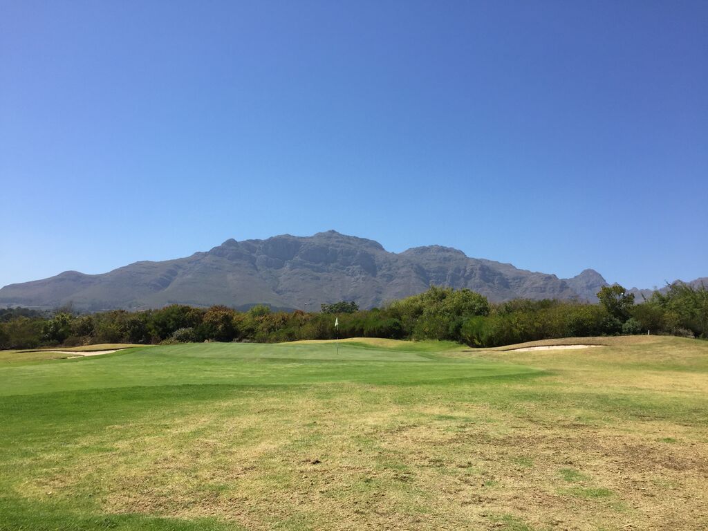 Wie auf vielen anderen Plätzen in der Region Western Cape bieten manche Löcher großartige Aussichten auf das umliegende Gebirge (Foto: Golf Post)