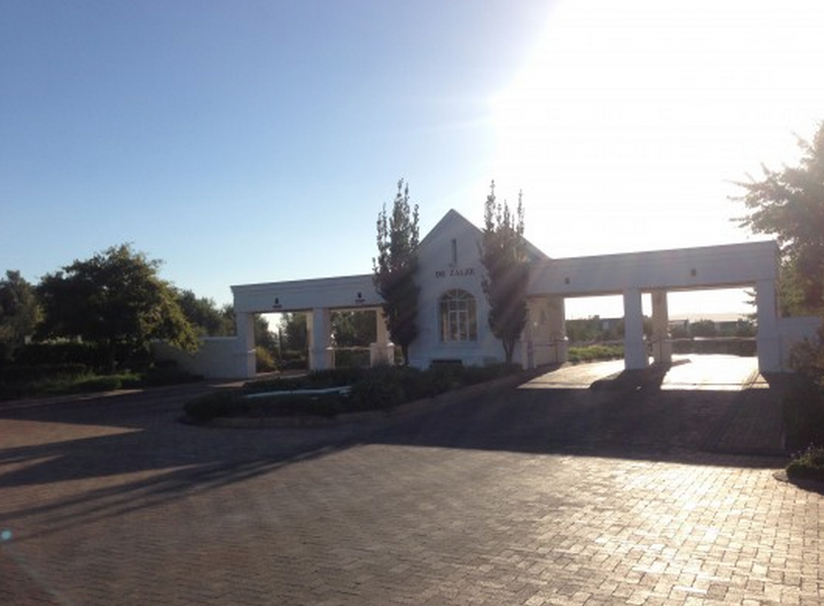 Die Einfahrt zum De Zalze Golf Club erinnert an ein typisches südafrikanisches Weingut. Bei einer vorab reservierten Startzeit stehen die Namen der Greenfeespieler bereits bei der Ankunft auf der Gästeliste (Foto: Golf Post)