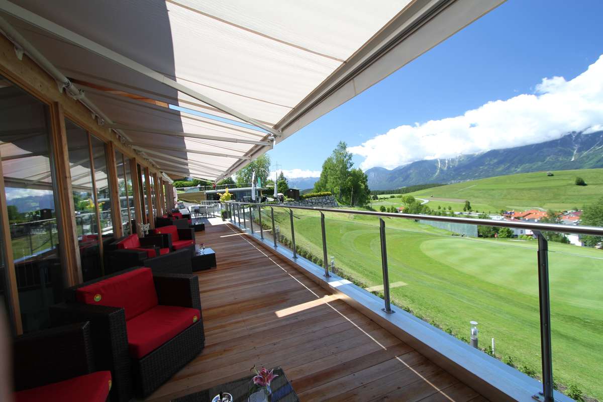 Pausieren mit Blick auf den Platz 
(Foto: Golfclub Innsbruck-Igls, Rinn)