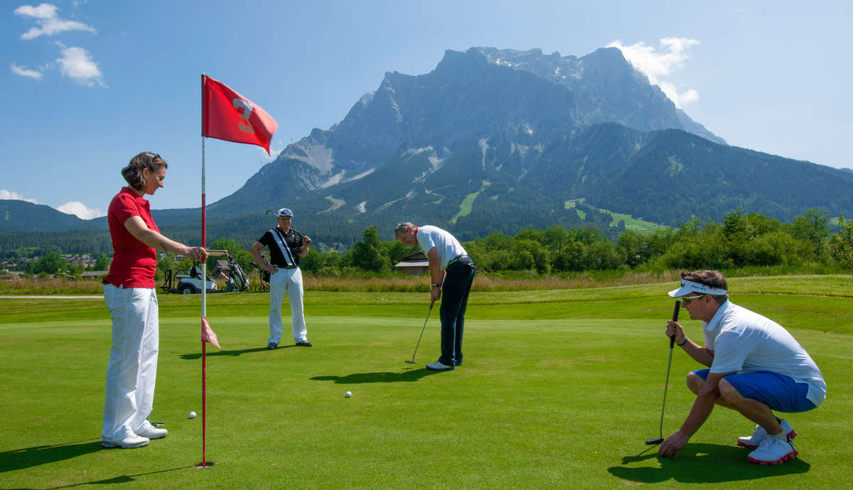 Einlochen vor beeindruckender Kulisse 
(Foto: Golfclub Zugspitze-Tirol Ehrwald-Lermoos)