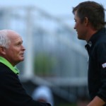 Jung und Alt schütteln sich die Hand