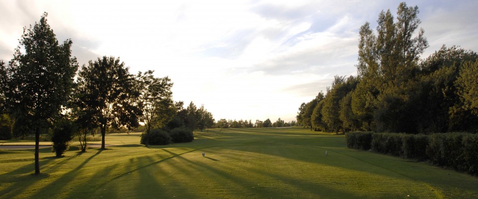 Der Golfclub München-West besticht mit gepflegten Greens. (Foto: www.golfclub-muenchen-west.de)