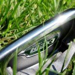 Golfschläger verlassen im Gras