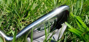 Golfschläger verlassen im Gras