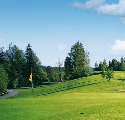 Der Golfpark Begrenzerwald lockt mit einem 18-Loch Platz in hügeligem Terrain