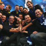 So sehen Sieger aus! Das erfolgreiche Team Europa mit der Trophäe nach der Abschlussfeier des Ryder Cups.