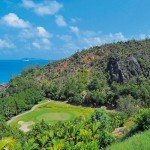 Traumhafter Ausblick vom Abschlag: Das 15. Grün mit der Bucht "Anse Georgette" und dem Indischen Ozean im Hintergrund. (Foto: Constance Lémuria Resort)