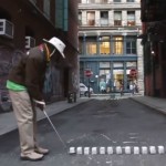 Tiger Hoods Erfindung: Milchkartons statt Golfbälle beim Streetgolf in New York City. (Foto: Screenshot)