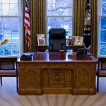 So oder so ähnlich muss es ausgesehen haben: Barack Obama und Bill Murray trafen im Oval Office im Putting-Duell aufeinander. (Foto: Getty)