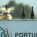 Scherben bringen Glück: Drei Profis sorgen für eine Menge Spaß bei der Flaschen-Challenge vor dem Portugal Masters. (Foto: Getty)