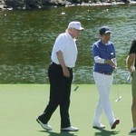 Auf eine Runde: Donald Trump, Ernie Els und der japanische Premierminister Shinzo Abe spielten eine gemeinsame Runde Golf. (Foto: Getty)