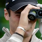 Martin Kaymer benutzt einen Entfernungsmesser im Vorfeld der U.S. Open. (Foto: Getty)