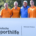 Richard Stowasser (blaues Poloshirt) aus der Golf Post Community mit seinem "Wunschflight" beim Sporthilfe Golf Masters. (Foto: GES Sportfoto)