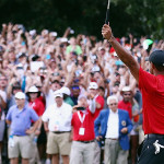 Tiger Woods bejubelt seinen 80. Sieg auf der PGA Tour mit Tausenden Fans. (Foto: Getty)