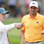 Sergio Garcia spricht mit einem Regelhüter. Ab 2019 ändern sich grundlegende Golfregeln. (Foto: Getty)