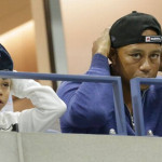 Tiger Woods mit seinem Sohn Charlie beim gemeinsamen Kappen richten. (Foto: Twitter /newszetu)