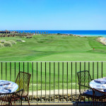 Links die luxuriösen Häuser des Resorts, rechts das blaue Meer und in der Mitte verläuft der Golfplatz. (Foto: Azalea)
