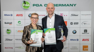 Franca Fehlauer und Arne Dickel halten ihre Awards in den Händen. (Bildquelle: Getty)