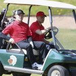 Wayne Rooney (l.) hat sich seinen eigenen Golfplatz auf sein Anwesen gebaut. Die Back Nine. (Foto: Twitter/Daily Star Sport)