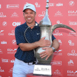 Ein glücklicher Paul Casey mit dem Pokal der Omega Dubai Desert Classic. (Foto: Getty)
