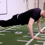 Simon Tholl, Sportwissenschaftler bei Daniel Philipp Personal Training, trainiert Deine Beweglichkeit im Lockdown. (Foto: Golf Post)