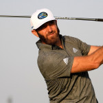 Dustin Johnson trifft einen Volunteer bei der Saudi International. (Foto: Getty)