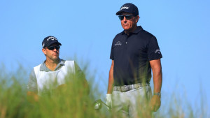 Wie Batman und Robin: Phil und Tim Mickelson beeindrucken bei der PGA Championship 2021. (Foto: Getty)