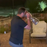 Jon Rahm und sein neuester Schatz, die US Open Trophäe! (Foto: Instagram)