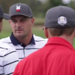 Ein Bild, das Hoffnung bringt. Brooks Koepka und Bryson DeChambeau unterhalten sich vor dem Ryder Cup 2021 auf der Driving Range. (Foto: Getty)