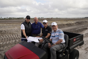 Justin Thomas, Jack Nicklaus, Dominik Senn und Max Strang auf der Grundfläche der zukünftigen Golfanlage. (Foto: Getty)