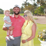 Mit Sohn Kepa und Frau Kelley: Jon Rahm feiert seinen siebten Sieg auf der PGA Tour. (Foto: Getty)