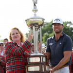 Sam Burns mit dem Pokal der Charles Schwab Challenge nach seinem Sieg auf der PGA Tour (Foto: Getty)