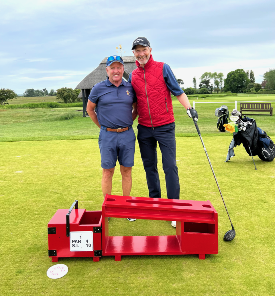 Caddies sind eine unverzichtbare Hilfe ( Foto Jürgen Linnenbürger)