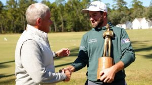 Jay Monahan, Boss der PGA Tour, überreicht Cameron Young die Trophäe als "Rookie of the Year". (Foto: Getty)