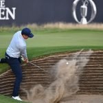 Rory McIlroy einbeinig im Bunker. (Foto: Twitter/@TheOpen)