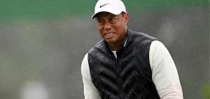 Schmerzgeplagt: Tiger Woods beim diesjährigen Masters. Unmittelbar nach dem vorzeitig beendeten Major hatte sich der Superstar einer OP am rechten Fuß unterzogen. (Foto: Getty)