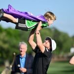 Peter Malnati feiert mit seinem Sohn den Sieg der Valspar Championship 2024 auf der PGA Tour. (Foto: Getty)