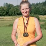 Vorjahressiegerin Amelie Paloma González Podbicanin präsentiert die Trophäe für den Gewinn der IAM der Golfer mit Behinderung der Damen 2023. (Foto: C&V Sport Promotion)