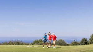 Blauer Himmel, fantastische Ausblicke und eine große Portion Spaß erwarten die Teilnehmer des Pro-Am Turnier an der Costa Navarino. (Quelle: Azalea Group)