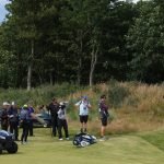 Während eines Golfturniers gibt es zahlreiche Situationen, in welchen ein oder mehrere Regelbeauftragte zu Rate gezogen werden. (Foto: Getty)