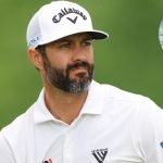 Ein Fan holt Adam Hadwin's Golfschläger aus dem Hindernis bei der PGA Championship 2024. (Foto: Getty)