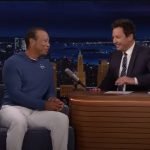 Tiger Woods unterhielt sich mit Jimmy Fallon über seine neue Golf-Marke Sun Day Red und Masters-Witzeleien. (Foto: Youtube)