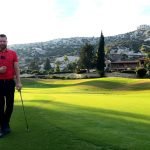 Lukas von Birdietrain zeigt, wie man Schläge von der Roughkante spielt. (Quelle: Birdietrain