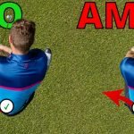 Lukas von Birdietrain zeigt im Video zum Thema Golftraining den Unterschied bei der Hüftdrehung zwischen Amateur und Profi. (Quelle: Birdietrain)