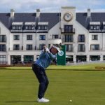 Bernhard Langer vor der einmaligen Kulisse in Carnoustie. (Foto: Getty)