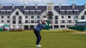 Bernhard Langer vor der einmaligen Kulisse in Carnoustie. (Foto: Getty)