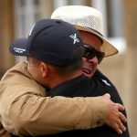 Nach dem Triumph bei der British Open, umarmt Xander Schauffele seinen Vater Stefan. (Foto: Getty)
