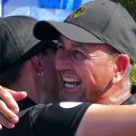 Damen-Bundestrainer Stephan Morales umarmt die olympische Silbermedaillengewinnerin Esther Henseleit. (Foto: Deutscher Golfverband / Thomas Kirmaier)