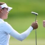Morgane Metraux schlägt nach ihrem zweiten Eagle ihren Caddie ab. (Foto: Getty)